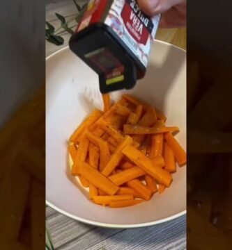 snack ligero hecho en freidora de aire de zanahoria crujiente